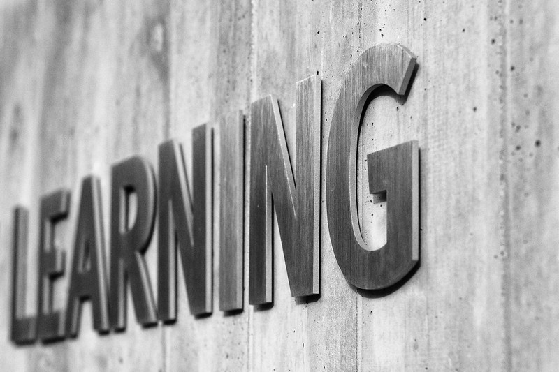 Sign with the word learning on the side of a building